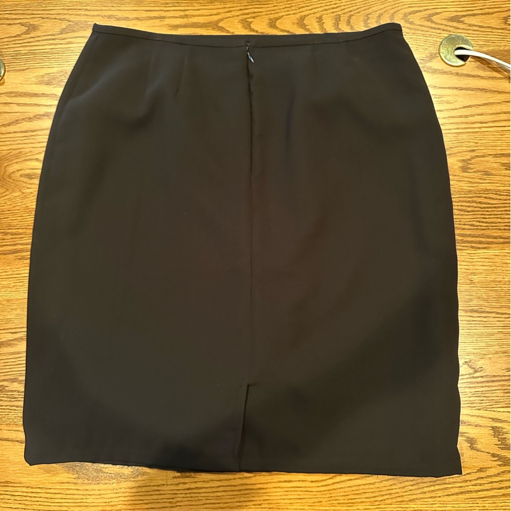 Le Suit Women’s Skirt Suit - Picture 6 of 7